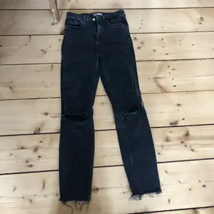 Fina svarta jeans från Gina Tricot i storlek 36. Vet inte vilken modell det är men de sitter tajt i benen och är raka nertill med slitningar. Fint skick och säljer för 160 inkl frakt🤎