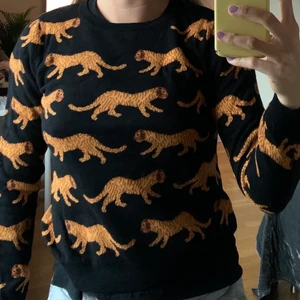 Tunn tröja  - En söt tunnare stickad tröja med fina detaljer. Den kommer från monki och storleken är normal. Bra att ha både på sommaren och vintern. Storlek M och frakten står köparen för 🤎🤍