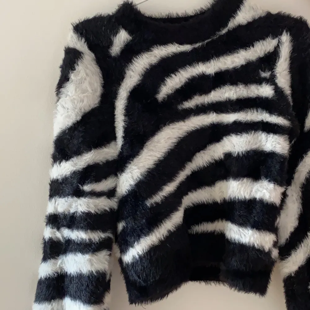 Säljer min super fina zebra tröja ifrån ivyrevel, aldrig använd. Säljer för 170 + frakt. Skriv för mer information💓. Tröjor & Koftor.