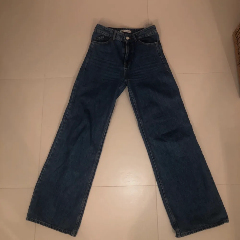 Wide leg jeans from zara in a medium blue color. Used but in very good condition. Eu size 38.. Jeans & Byxor.