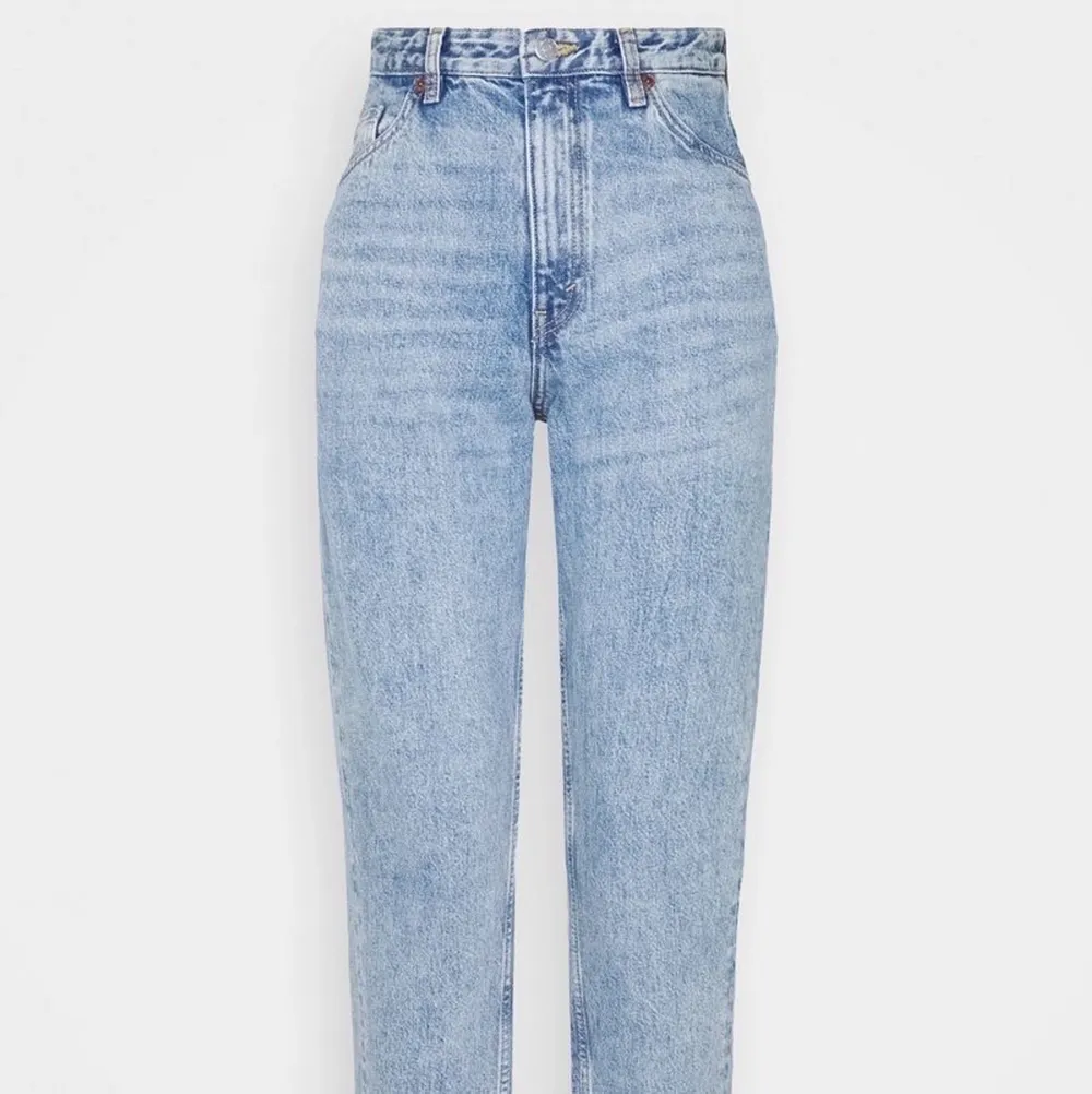 I stort sätt oanvända jeans från Monki i en fin blå färg, storleken 28. Nypris 399. Köparen står för frakten.. Jeans & Byxor.