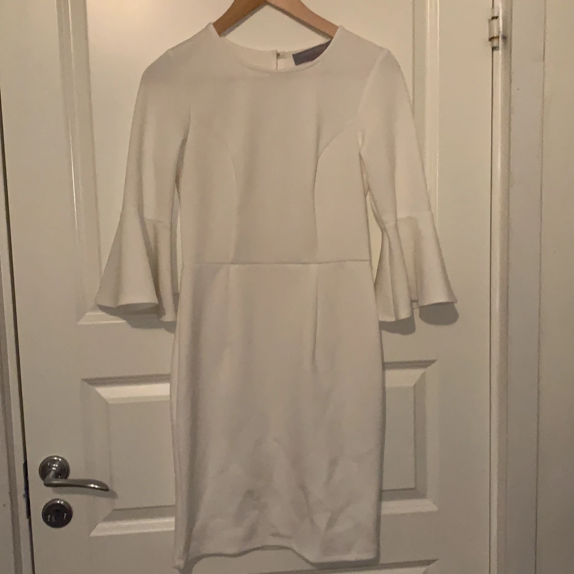 Vit klänning med volangarmar