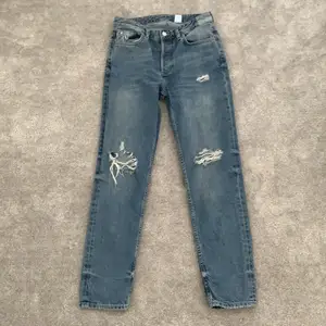 Blåa slitna jeans från HM. Säljer då dom har blivit för små för mig. 