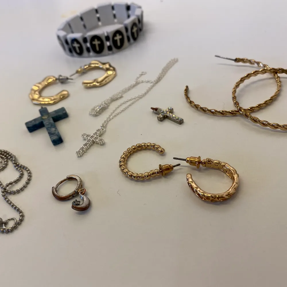 Guld och silver accessoarer    Örhängen halsband armband mm. . Accessoarer.
