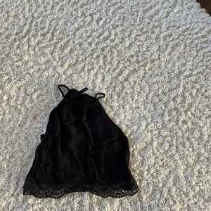 Söt linne - Svart linne med fin detalj ner till