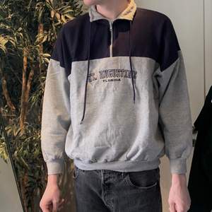 Snygg vintage sweatshirt med krage, kort dragkedja och tryck. Passar såväl dam som herr. Storlek XL men är nog något mindre än standard XL. Fint vintage skick!