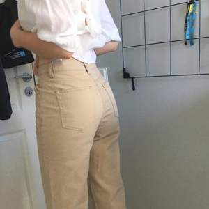 Intressekoll på ett par beiga jeans som är helt nya!! Byxorna passar jätte bra för långa personer (min kompis på bilden). Hon är ungefär 170 cm lång och har storlek s. Köparen står för frakt☺️