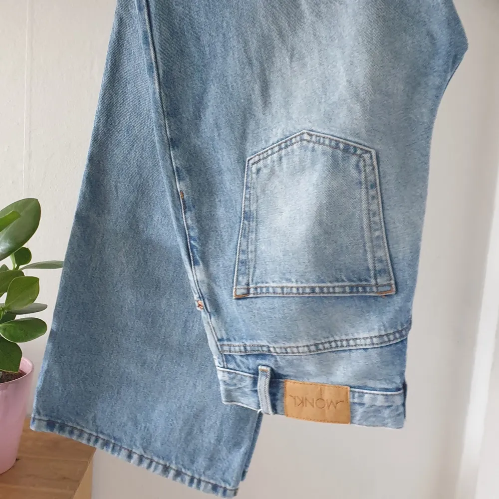 Jeans från Monki i modellen Yoko, i strl 29. Skriv till mig innan köp :). Jeans & Byxor.