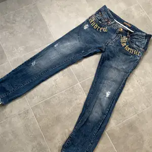 Jätte coola lågmidjade Andrew Mackenzie jeans (äkta), köpta på second hand, väldigt bra skick. Strl 31, midja: 38 innerbenslängd: 75