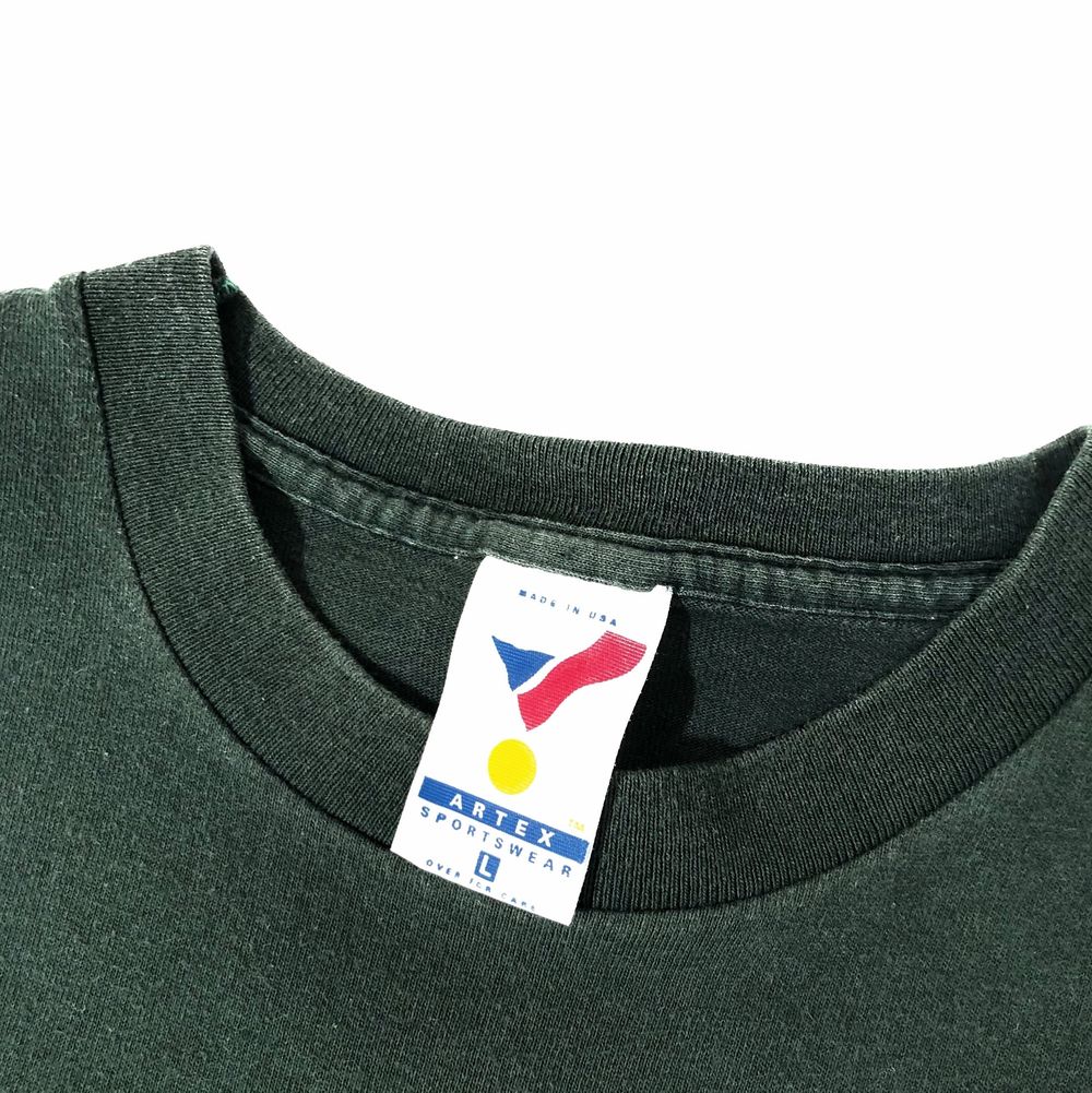 Vintage Single Stitch Råbarkar-Sam (Yosemite Sam) T-shirt från 1993🤠 • Size: L • Cond: Superbra vintage skick (mindre fläck finns) • Mått: Längd: 72cm Bredd: 53cm. T-shirts.