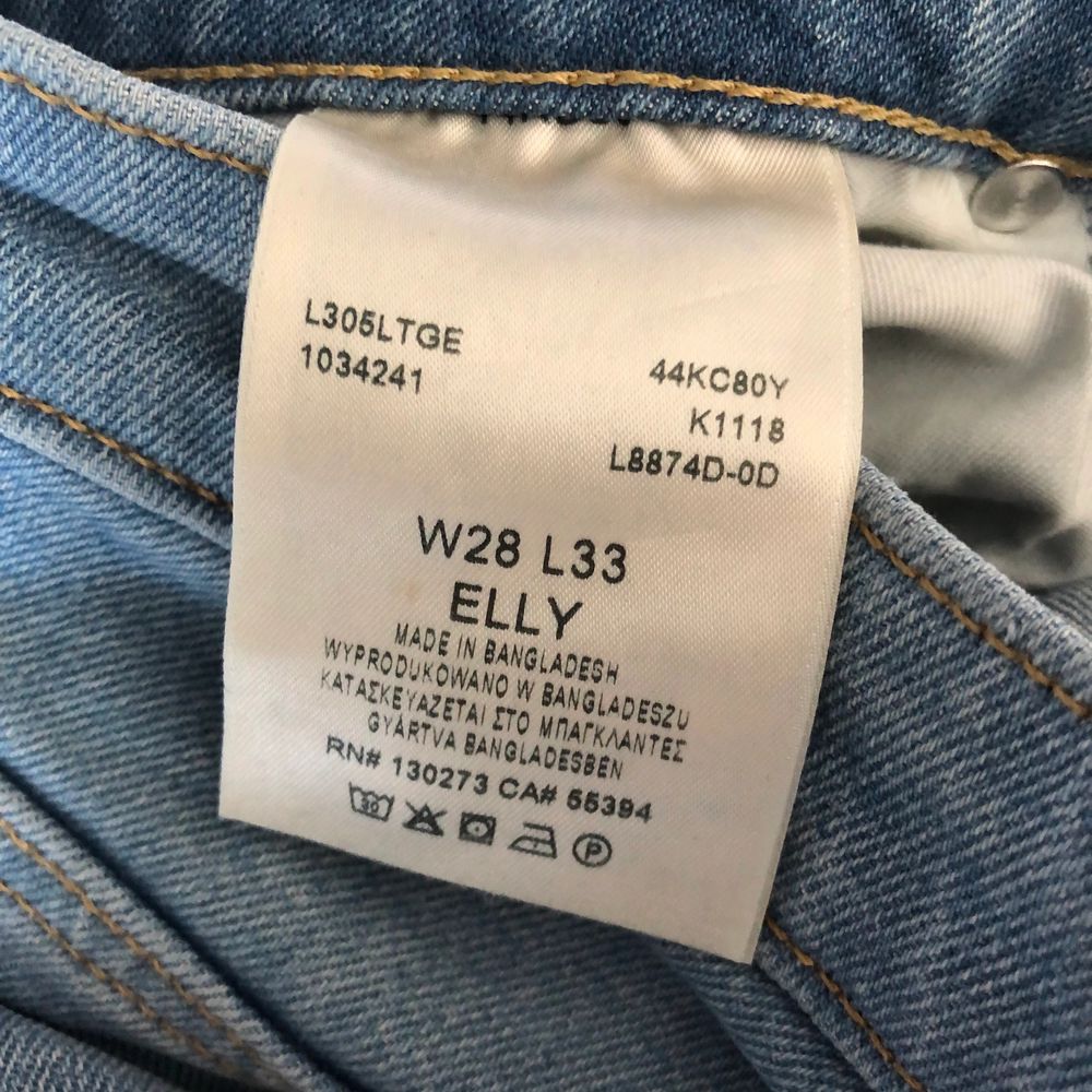 Säljer mina favorit lee jeans i modell Elly som tyvärr sitter för tajt i midjan.                   Sparsamt använda.                                       Köpta för 1299kr, säljer för 500kr 🌸. Jeans & Byxor.