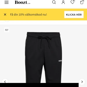 Adidas mjukisbyxor - På högra benet står det adidas, och adidas där uppe som på bilden de har inte 3 strecken på sig😅 hittar inte på hemsidan. Vid intresse kan skickas egna bilder. Storlek M köpta för c.a 499kr har jag för mig. Säljer de för 200kr