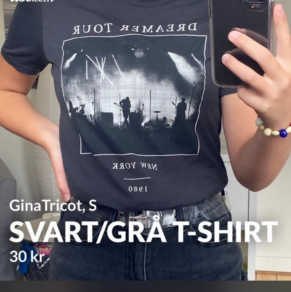 Cool tröja från Gina Tricot, den är gråsvart och den är i storlek S men passar mig som har M superbra! Säljer den för 30kr + frakt på 48kr. Kan även mötas upp vid Malmö ❤️. T-shirts.