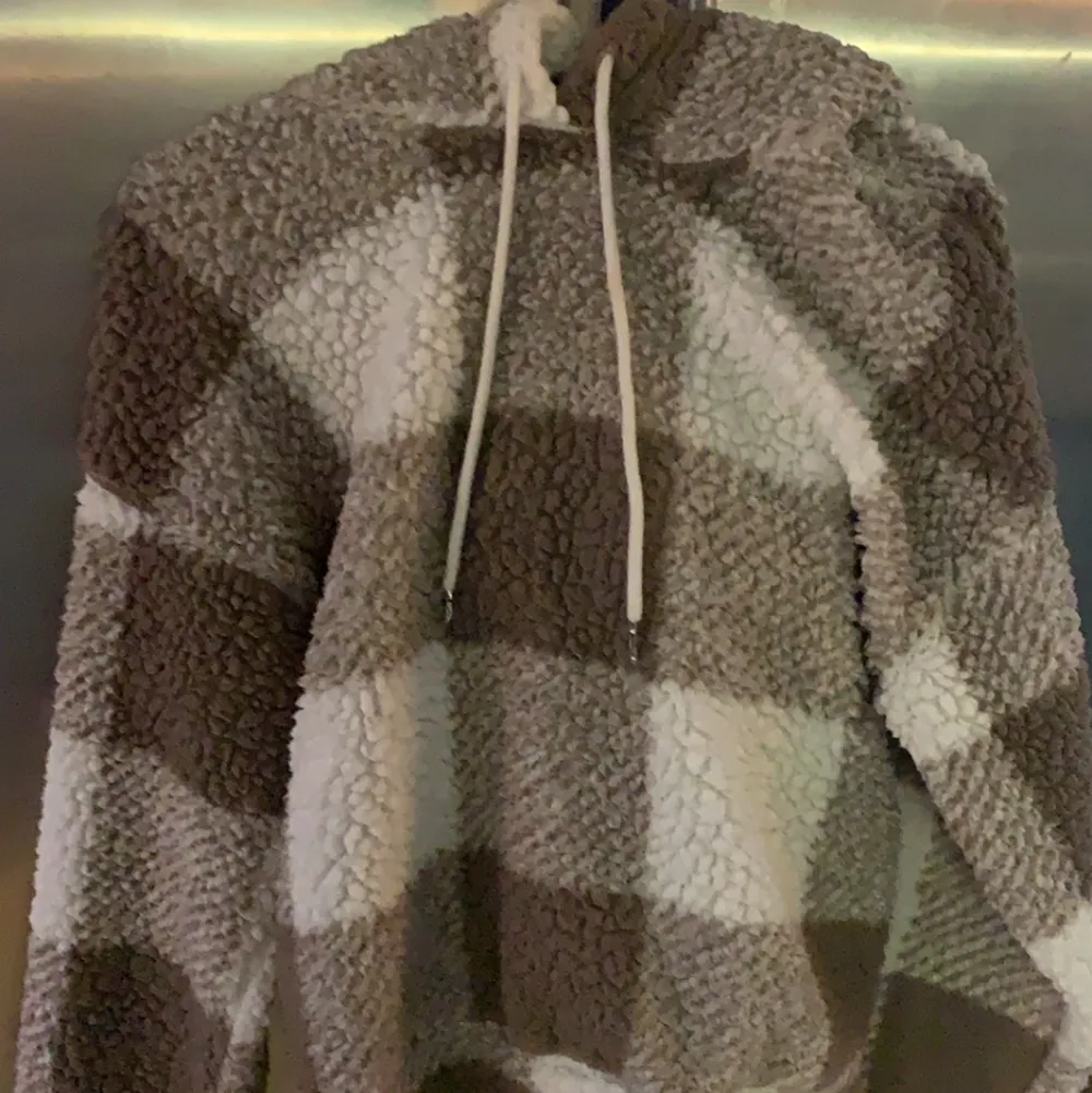 Fin brun vit rutig hoodie från Shein, verkligen jätteskön men kommer tyvärr inte till användning. Buda i kommentarerna⚡️. Tröjor & Koftor.