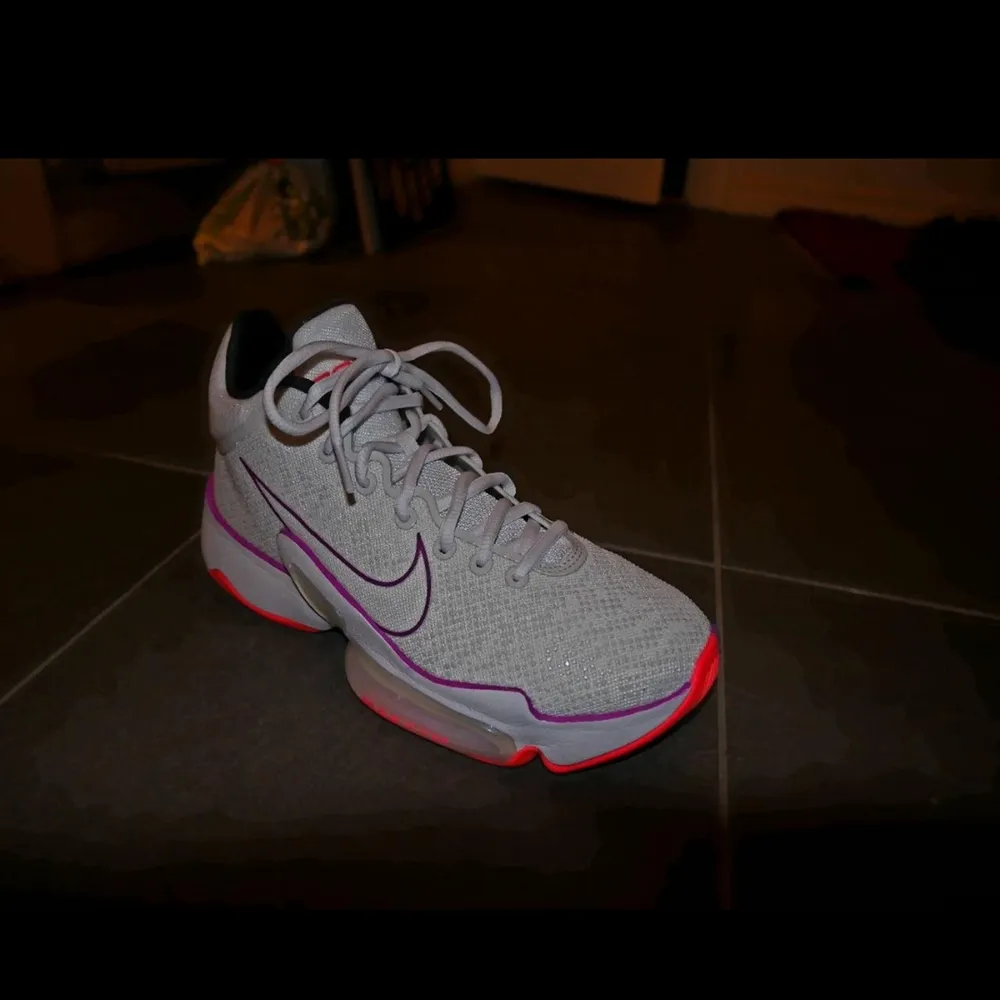Nike Zoom Rize 2. Helt nya basketskor, säljer pga felköp. Jättesnygga, passar både kille och tjej. Pris i affär: 1500 kr. . Skor.