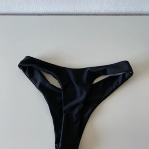 bikini trosor - här är ett par fina bikini trosor ifrån shein i storlek S. Aldrig används utan bara testade (med underkläder på). Dom är även tvättade en gång oxå. Helt nya, köpta för 2 veckor sen och är tyvärr lite för små.