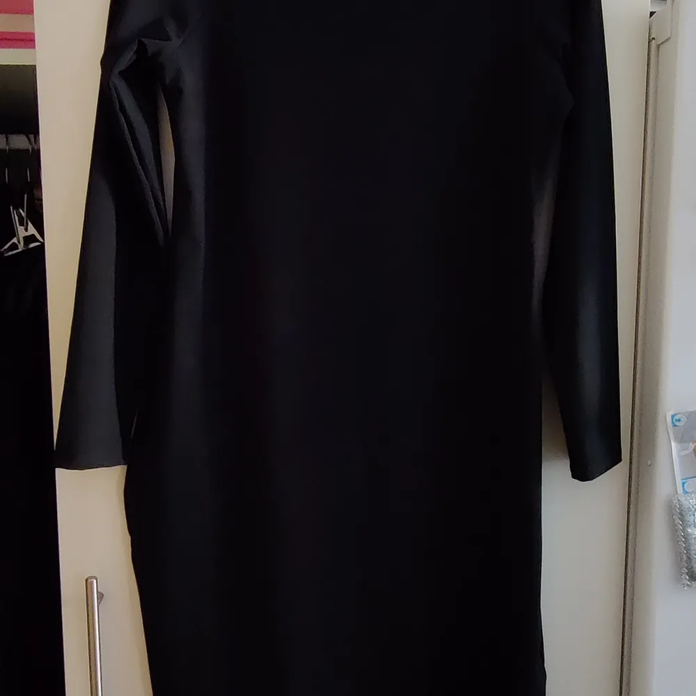 Fin klänning från BIKBOK som aldrig är använd. Den har som ett halsband men går även att inte använda den.. Klänningar.