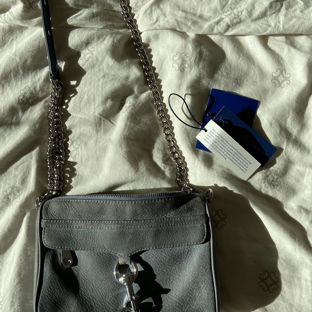 Säljer denna underbara one of a kind väskan från rebecca minkoff 😩💜 Säljs då den ej kommer till användning, kan försöka hitta kvitto men är ej säker om jag har kvar det men äktenhetsbevis tillkommer! I princip nyskick! Kan skicka fler bilder vid intresse💜. Väskor.