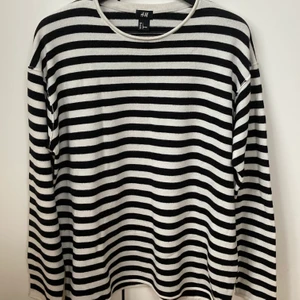 Randig långärmad tröja (stickad) - Randig långärmad tröja som är lätt stickad. Jätte tuff att ha en obersied tshirt ovan för. Lite oversized. Köpare betalar frakt.