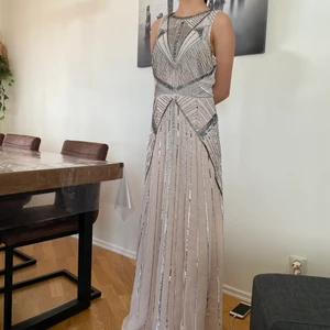 Balklänning  - En ny och oanvänd balklänning från Engeland . Super fin i storlek 10 Uk/ 36 Eu 