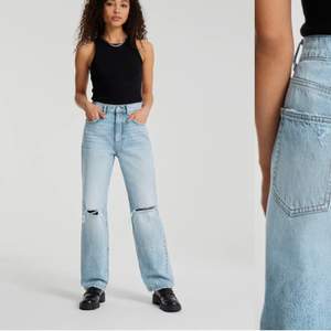 Jag säljer mina superfina jeans från Gina tricot i den populära modellen 90’s high waist. De är i storlek 34 men de sitter mer som en 36. Det är färgen som är på den andra bilden som jag säljer, men på bild 1 kan man se hur de sitter på. Jag skulle dock säga att dom är ljusare i verkligheten än på bilden (den andra bilden). De är endast använda ett fåtal gånger då de var för stora, så de är i nyskick!! Orginalpris är 599kr.
