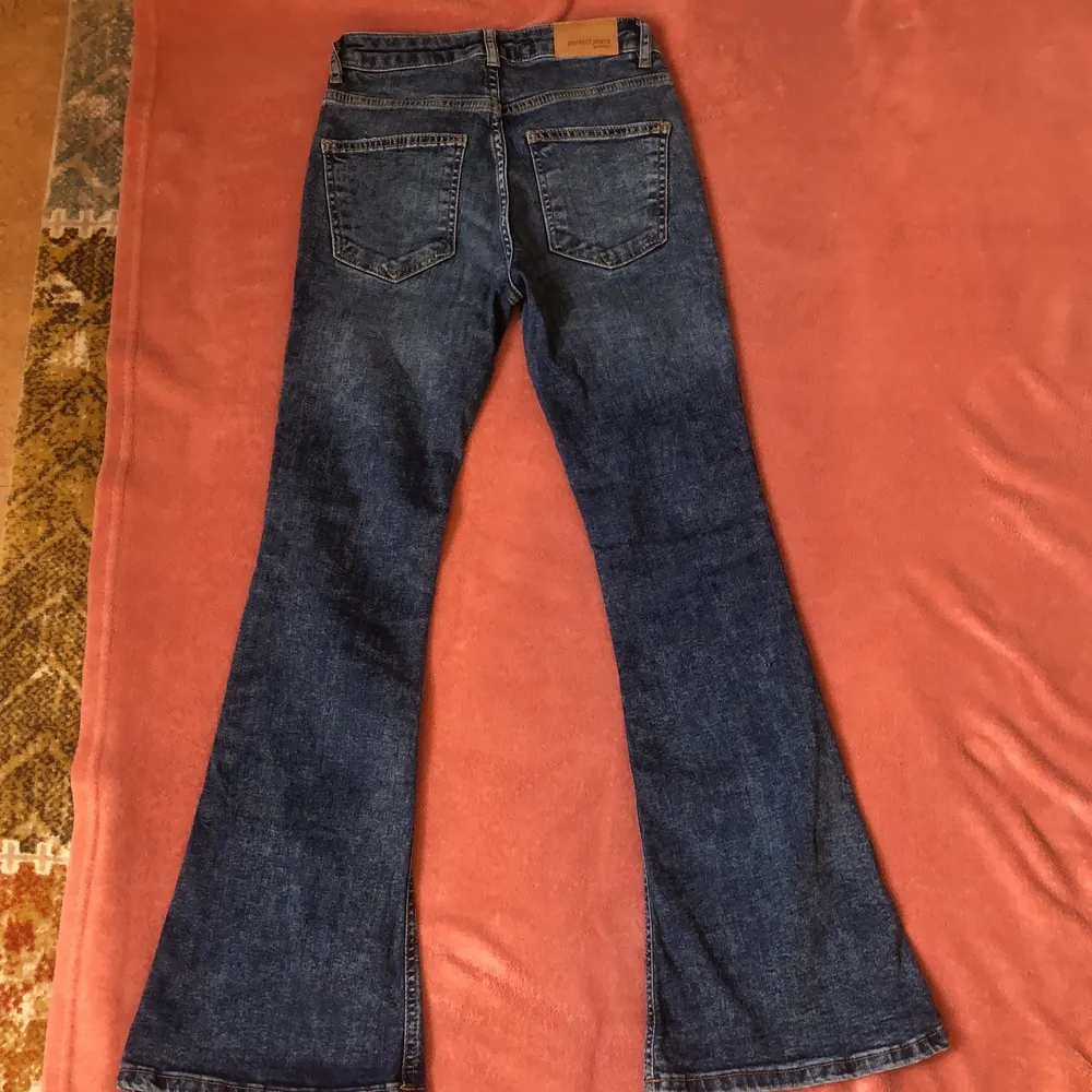 Jag köpte dessa jeans för 1 månad sen. Och tvätta dem en gång men är för små för mig, Jag köpte dessa för 349 kr och säljer för 249 kr istället. Priset kan även diskuteras Jag står inte för FRAKTEN . Jeans & Byxor.