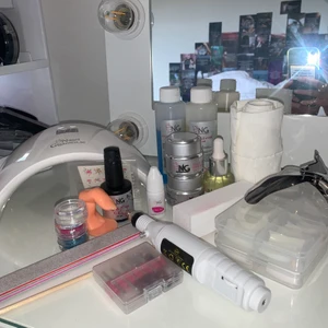 gelenagel kit - säljer nu mina gelenagel produkter på grund av minskat intresse. ingår uv-lampa, geléer, lack, glitter, oljor, rengöring, nagelfil, pads, provfinger, naglar, nageltippare, nagelbands pinne. värde 1200kr, nyskick, elfil ingår ej i priset (+150kr)