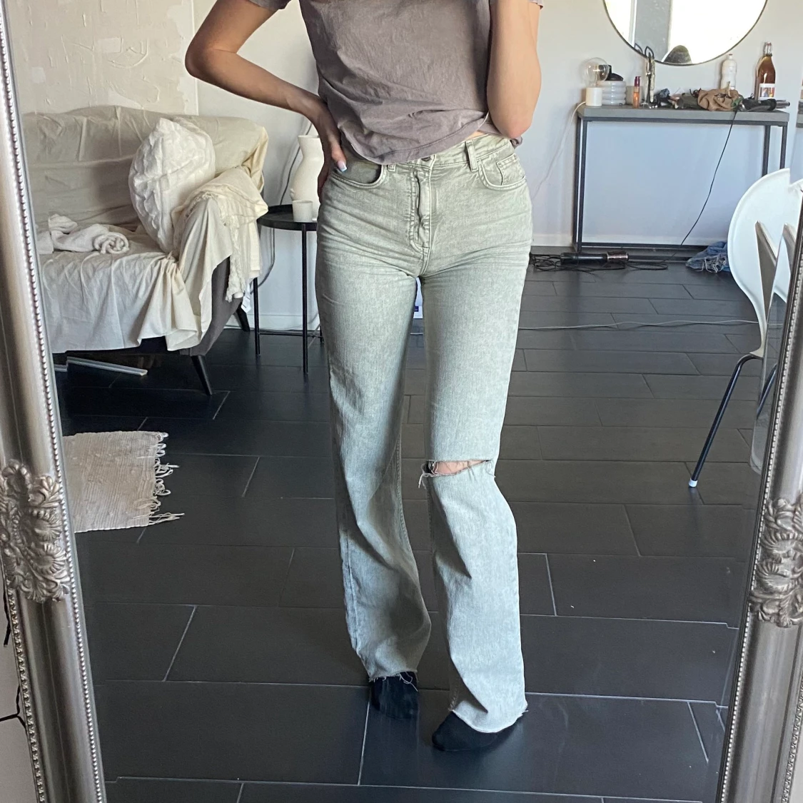 Ljusgröna/ljusgråa jeans med slitning  - 91