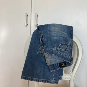 Bootcut Lee jeans - Så snygga vintage Lee-jeans, perfekt lågmidjade och utsvängda nu till våren! Säljer då de tyvärr är för små för mig, sparsamt använda och färgen är som på första bilden🦋 innerbenslängd 78 cm och midja 74 cm