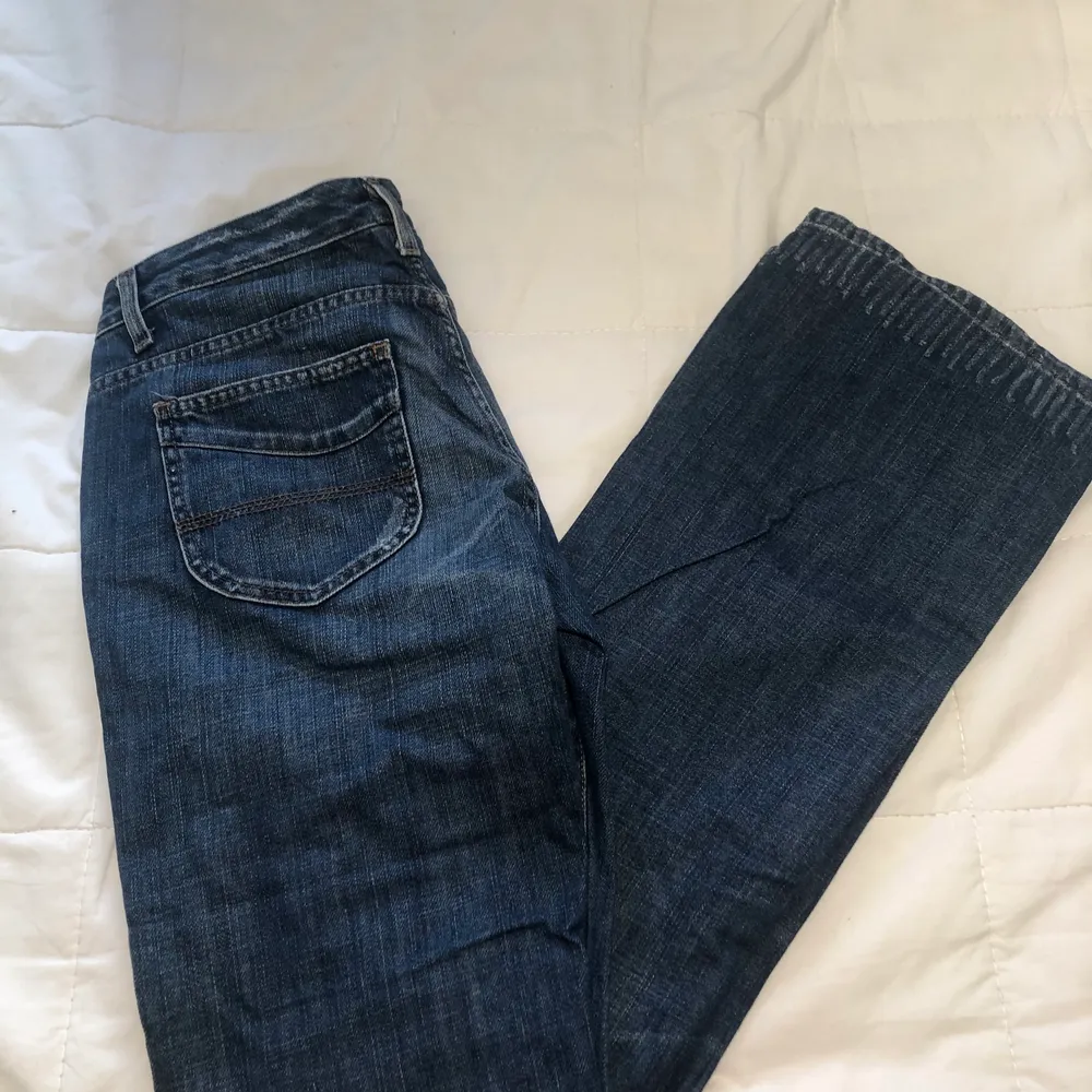 Svin snygga lågmidjade jeans! Dom är tyvärr försmå för mig annars är dom svin snygga ! Dom passar mig perfekt i längden jag är 170! Köparen står för frakten💕💕. Jeans & Byxor.