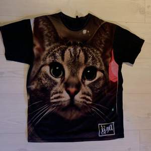 Säljer en svart t-shirt med katt tryck på framsidan i storlek Medium skulle jag tro