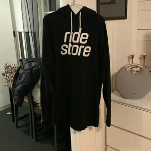 En svart hoodie från Ride store i storlek L, finns ett litet hål i axeln. Men ingenting man märker av. Köparen står för frakt ✨ 