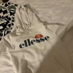 Superfin Elleasse hoodie som säljs då den inte kommer till användning! Superbra skick, dock väldigt använd😊 Pris 220 kr plus 45 kr frakt💖 Skriv för mer info, bilder osv!