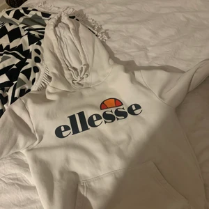 Elleasse Hoodie - Superfin Elleasse hoodie som säljs då den inte kommer till användning! Superbra skick, dock väldigt använd😊 Pris 220 kr plus 45 kr frakt💖 Skriv för mer info, bilder osv!