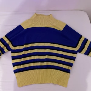 Vintage tröja - Tröja köpt från Ullared för ca 200kr. Knappast använd och är i nyskick. Inga problem med sömmar etiketter osv. Storlek M och finns i Borås eller frakt betalas utav köparen. Säljes pga ingen användning längre.