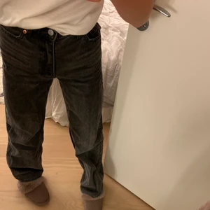 Grå jeans - Jättefina jeans från monki i en mörkgrå färg!!💕