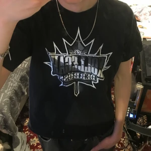 T-Shirt med tryck - Fire tisha med litty tryck. Säljer eftersom att denär lite liten på mig, sitter typ som en S-M fast det står L 