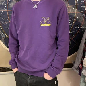 Soulland sweatshirt - Soulland sweatshirt i storlek S. Använd några gånger men är i bra skick utan fläckar eller hål. Meetup Stockholm annars frakt. Kom pm för fler bilder!