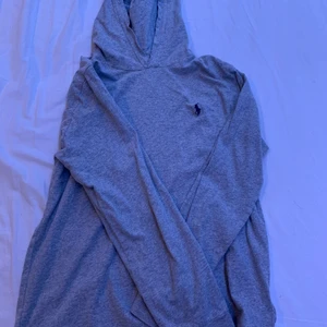 Grå tunn Ralph Lauren huvtröja - Tunn, bra passform