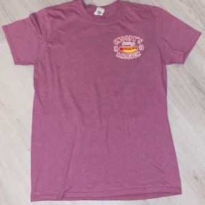 rosa t-shirt  - en rosa t-shirt med en stor print på ryggen, köpt på beyond retro!!