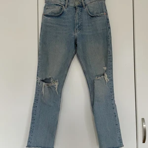 Croppad jeans med hål - Storlek 36
