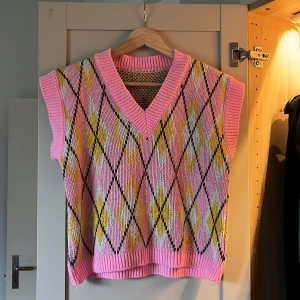 Stickad väst  - En färgglad stickad väst som tyvärr inte kommer till användning 