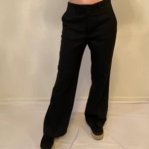 Kostymbyxor  - Perfekta kostymbyxor med silverskrimmrande sömmar från In Wear. Storlek: 40 Midjemått: 80, Innerbenslängd: 78 Pris: 300kr Modellen är 176 och bär vanligtvis storlek S och 36. 