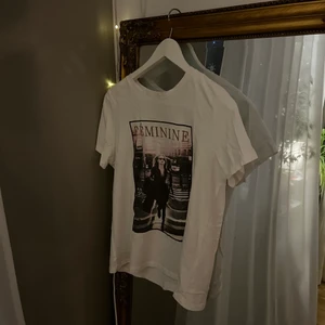 T-shirt med tryck - Vit t-shirt med tryck.