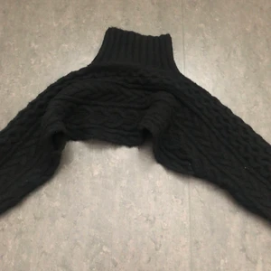 Stickad tröja Zara  - Kort stickad tröja från Zara. Tanken med tröjan är att man ska ha en annan tröja under då den slutar precis under nyckelbenen. Den är i använt skick. Tröjan är slutsåld hos Zara. 