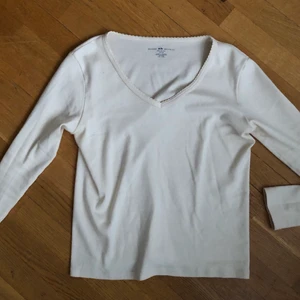 Brandy Melville topp - Långärmad topp från brandy Melville, onesize men passar nog xs-m beroende på hur man vill att den ska sitta