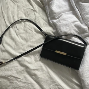 Väska - En vanlig svart liten väska! Funkar till ALLT