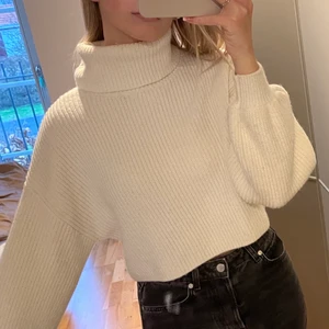 Vit stickad tröja med polokrage - Jättefin vit stickad tröja med polokrage. Sitter jättefint på mig (jag är 176cm). Säljes pga inte kommer till användning. Nypris fr Monki: 270kr. Köparen står för frakt❤️❤️