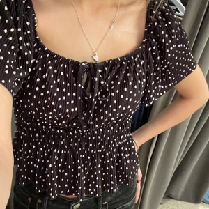 Topp Bershka - Prickig blus från Bershka. Använd ungefär en gång. Svart med vita prickar i strl medium men passar även small som jag vanligtvis har. Så söt men kommer tyvärr inte till användning. Man kan ha den både som på bilden är som off shoulder. 🥰