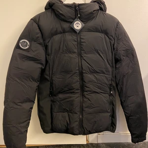 NY! Jacka från Superdry strl: L - Helt ny jacka ifrån Superdry. Lätt dunjacka i storlek: Large. Lite mindre i storleken så passar även en Medium. Lätt åtsittande modell. Säljes helt NY! Ej använd. Nypris: 1799:- säljes för 50%. Rekommenderas att skicka med spårbar frakt , men köparen får givetvis bestämma valfritt fraktalternativ. Kommer att skicka konfirmationer när plaggen är skickade och följa upp under leveransen tills varan är framme. Har ni några frågor är det bara att kontakta mig.